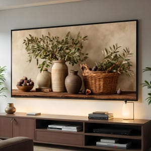 Natura morta rustica con rami d'ulivo e fichi, vaso mediterraneo, decorazione murale per la casa, decorazione per la cucina.