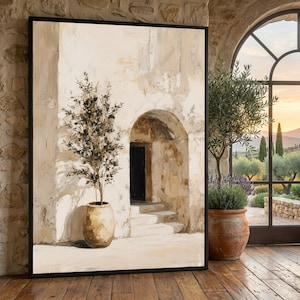 Puede incluir: Una impresión en lienzo enmarcada que representa una escena de una villa italiana. La obra de arte presenta un exterior beige con una puerta arqueada y un pequeño árbol en una maceta de terracota. La escena se desarrolla contra un paisaje pintoresco.
