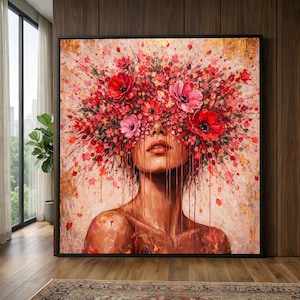 Puede incluir: Una gran pintura cuadrada presenta el rostro de una mujer parcialmente oculto por un vibrante arreglo de flores rojas y rosas. La obra utiliza una paleta de tonos cálidos, con acentos dorados y goteos de pintura.