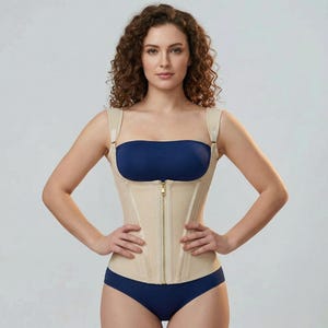 Puede incluir: Un juego de tres tazas de cerámica con un acabado mate moteado. Las tazas son de color crema, gris claro y gris oscuro. Cada taza tiene un diseño simple y minimalista.