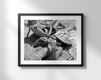 Pareja tomando el sol / Lámina de playa / Póster vintage / Blanco y negro / Decoración de dormitorio / Descarga digital