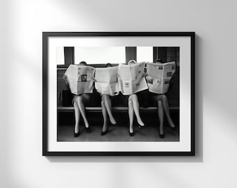 Lámina vintage de mujeres leyendo el periódico / Blanco y negro / Arte para pared / Lámina vintage / Descarga digital