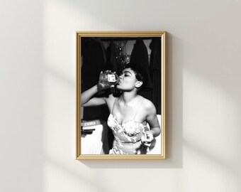 Impresión de Eartha Kitt bebiendo miel / Impresión en blanco y negro / Póster vintage / Descarga digital