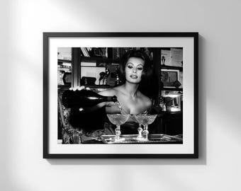Póster de Sophia Loren bebiendo / Arte mural en blanco y negro / Impresión vintage / Descarga digital