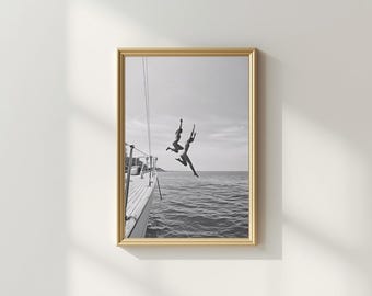 Lámina de mujeres saltando al océano desde un yate / Póster de verano / Arte mural en blanco y negro / Lámina vintage / Descarga digital