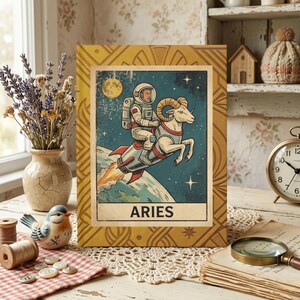 Puede incluir: Ilustración enmarcada que presenta a un astronauta montando un carnero en un cohete contra un cielo estrellado. La palabra "ARIES" se muestra en la parte inferior. El marco tiene un diseño amarillo con patrones. La imagen tiene una estética vintage y retro.