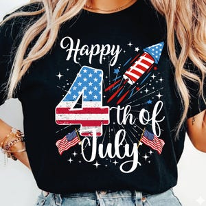 Può includere: T-shirt nero con un design patriottico per il 4 luglio. Il design include il testo "Happy 4th of July" con un grande numero 4 in rosso, bianco e blu, un razzo e bandiere americane.
