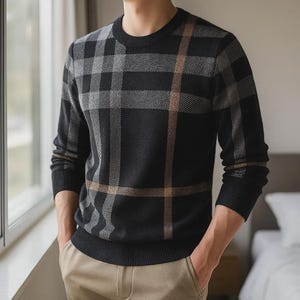 Puede incluir: Una taza de cerámica blanca con un asa negra y el texto "But First, Coffee" en negro, en negrita. La taza está sobre una superficie blanca.