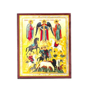 Può includere: Icona religiosa con cornice in legno marrone scuro, raffigurante figure a cavallo e in abiti su sfondo dorato. La figura centrale ha grandi ali nere ed è circondata da figure in abiti rossi e verdi.