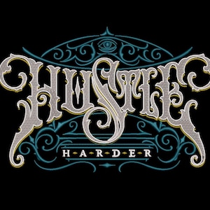 以下が含まれることがあります： 黒い背景に刺繍されたデザイン。「HUSTLE」の文字は、大きく装飾された銀色の文字で、ティールと金の縁取りが施されています。その下に「H A R D E R」の文字がティール色で書かれています。デザインには装飾的な渦巻きと目玉が含まれています。