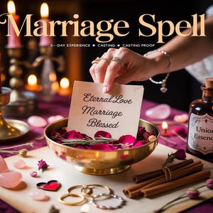 Può includere: Una scena mistica con una ciotola d'oro piena di petali di rosa e una carta con la scritta "Eternal Love, Marriage, Blessed". Una bottiglia con l'etichetta "Union Essence" è vicina, con candele e cristalli di quarzo rosa. Le parole "Marriage Spell" sono in alto.