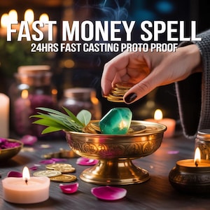 Puede incluir: Una escena mística con un cuenco de latón que contiene una gema verde, monedas y vegetación. El texto "FAST MONEY SPELL" y "24HRS FAST CASTING PROTO PROOF" está presente. Velas encendidas y pétalos de rosa rodean el cuenco.