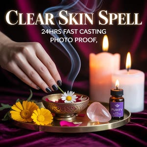 以下が含まれることがあります： 「Clear Skin Spell」のテキストが入った画像。 手が花びらの入ったボウルに花を置きます。 2本のろうそくが灯り、「Purity Oil」のボトルが、ローズクォーツのクリスタルが入った金のトレイに置かれています。