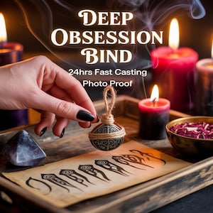 Pode incluir: Uma cena mística com velas acesas, um orbe decorativo e um cristal em forma de pirâmide. O texto "DEEP OBSESSION BIND" e "24hrs Fast Casting Photo Proof" é visível. Uma bandeja de madeira contém os objetos.