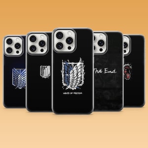 Könnte beinhalten: Fünf schwarze Smartphone-Hüllen mit verschiedenen Motiven, darunter das Wings of Freedom-Emblem, der Text Winds of Freedom, der Text The End und eine rote Titanen-Gesichtsgrafik. Jede Hülle verfügt über einen Kameraausschnitt.