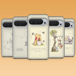 Può includere: Cinque cover trasparenti per telefono con illustrazioni e citazioni di Winnie the Pooh. Ogni cover mostra una scena diversa con personaggi come Pooh, Pimpi e Ih-Oh, accompagnati da testi come "You're braver than you believe" e "What if I fall?"