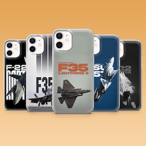 Può includere: Una collezione di cinque custodie per telefoni con design a tema aviazione. Le custodie presentano immagini di jet da combattimento, tra cui l'F-22 Raptor, l'F-35 Lightning II e il SU-57. Le custodie hanno un design trasparente e protettivo.