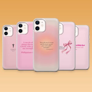 Może przedstawiać: Kolekcja różowych etui na iPhone'a z inspirującymi cytatami i wzorami. Jedno etui przedstawia krzyż, inne kokardę, a pozostałe zawierają teksty z Listu do Filipian i 2 Księgi Kronik. Etui mają miękką, gradientową kolorystykę.