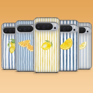 Könnte beinhalten: Fünf Smartphone-Hüllen in einer Reihe, jede mit vertikalem Streifenmuster und Aquarell-Fruchtillustrationen. Die Designs zeigen blaue und gelbe Streifen mit Zitronen und Orangenscheiben sowie eine Kameraaussparung am oberen Rand.