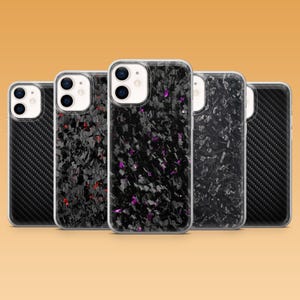Può includere: Una collezione di cinque custodie per smartphone con bordi trasparenti. Le custodie presentano una varietà di design, tra cui una trama in fibra di carbonio e sfondi neri con accenti rossi e viola.