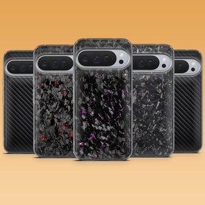 以下が含まれることがあります： 横長のカメラ用切り抜きを備えた5つのスマートフォンケースが並んでいます。両端のケースは黒いカーボンファイバー織り模様で、中央の3つのケースは赤や紫のアクセントが入った黒いフォージドカーボン調のテクスチャが施されています。