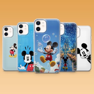 Op de afbeelding: Vijf telefoonhoesjes met verschillende Mickey Mouse-ontwerpen. De hoesjes tonen Mickey in verschillende poses, waaronder een met bellen, een kasteelscène en andere met klassieke Mickey-ontwerpen. De hoesjes zijn transparant met kleurrijke graphics.