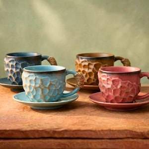 Pode incluir: Uma placa de madeira rústica com o texto "Welcome to our home" em letras brancas. A placa apresenta um acabamento desgastado e um design simples e convidativo, perfeito para a decoração da entrada.