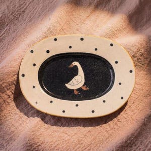 Plato de cerámica con pato pintado a mano, fuente de servir de cerámica artesanal, bandeja de gres con lunares, decoración rústica de cocina de granja.