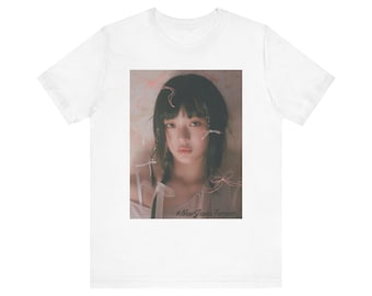 Camiseta con retrato de chica melancólica / Impresión fotográfica en tonos pastel suaves
