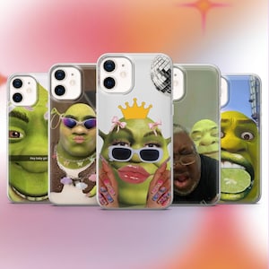 Puede incluir: Una colección de fundas para teléfonos con diseños temáticos de Shrek. Las fundas muestran varios retratos de personajes de Shrek con gafas de sol, coronas y otros accesorios. Las fundas son transparentes con un acabado brillante.