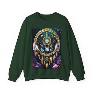 Könnte beinhalten: Dunkelgrünes Sweatshirt mit einem Traumfänger-Design. Der Traumfänger hat einen goldenen, kreisförmigen Rahmen mit türkisfarbenen und irisierenden Details, weißen Federn und goldenen Anhängern. Der Hintergrund ist dunkelblau mit lila Blumen.