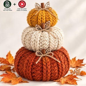 Op de afbeelding: Een stapel van drie gebreide pompoenen in mosterdgeel, crème en roestoranje. Elke pompoen heeft een steeltje van een kaneelstokje met een touwtje en een houten blaadje. Tekst: DETAILED PDF PATTERN en STEP-BY-STEP VIDEO TUTORIAL.
