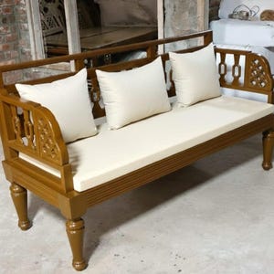 Sofá clásico de madera personalizado con respaldo tallado y asiento de teca de 183 cm.