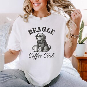 Maglietta da caffè con beagle, stile vintage, per amanti dei cani, regalo per mamme di beagle, appassionati di caffè, maglietta grafica per amanti dei cuccioli, canini, amanti del caffè, cane, frase