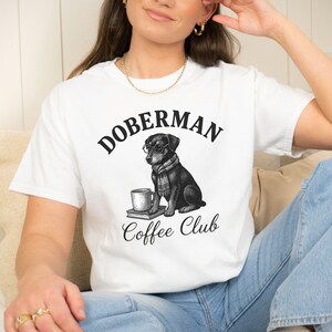 Maglietta per amanti del caffè con stampa di un cane in stile vintage, regalo per le mamme di cani, ragazze amanti del caffè, maglietta grafica con cane doberman e citazione sul caffè