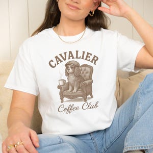 Maglietta Cavalier Coffee vintage con disegno di cane fatto a mano, regalo per amanti del caffè, mamme di cuccioli, maglietta grafica Cavalier Java, maglietta per amanti dei cani, maglietta divertente con cane