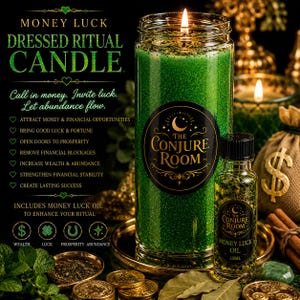 Puede incluir: Una vela ritual verde en un frasco de vidrio con mecha encendida, cubierta de hierbas y una etiqueta negra que dice The Conjure Room. Junto a ella hay un frasco de aceite Money Luck, monedas doradas, hojas de menta y una bolsa de arpillera.