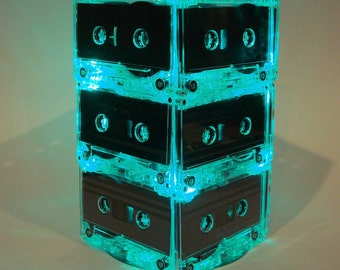 Centro de mesa de boda iluminado con cintas de casete y mezcla de cintas de casete verde