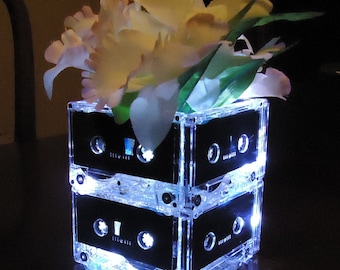 Centros de mesa para bodas iluminados con mixtape hechos a pedido Música punk rock de los años 80 y 90