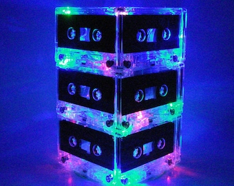 Lámpara de centro de mesa iluminada con temática de rock and roll retro de los años 80 y 90 para bodas.