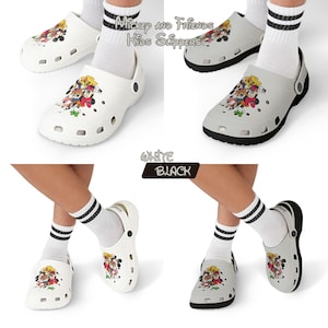 Op de afbeelding: Witte en grijze Mickey and Friends Kids Slippers. De witte slippers hebben een zwarte zool en een kleurrijke afbeelding van Mickey Mouse en vrienden. De grijze slippers hebben een zwarte zool en een vergelijkbare afbeelding. De tekst "White" en "Black" is ook zichtbaar.