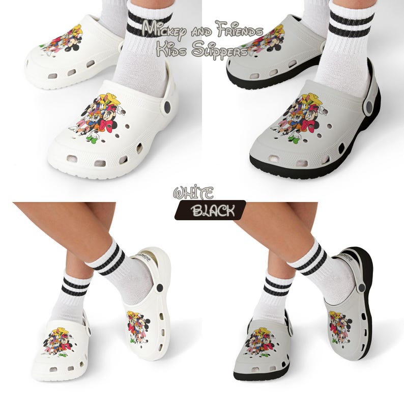 Op de afbeelding: Witte en grijze Mickey and Friends Kids Slippers. De witte slippers hebben een zwarte zool en een kleurrijke afbeelding van Mickey Mouse en vrienden. De grijze slippers hebben een zwarte zool en een vergelijkbare afbeelding. De tekst "White" en "Black" is ook zichtbaar.