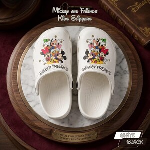 Op de afbeelding: Witte Disney Friends kinderslippers met Mickey Mouse en vrienden. De slippers hebben een afbeelding van Disney-personages en de tekst "Disney Friends". Onderdeel van de Official Collector's Series.