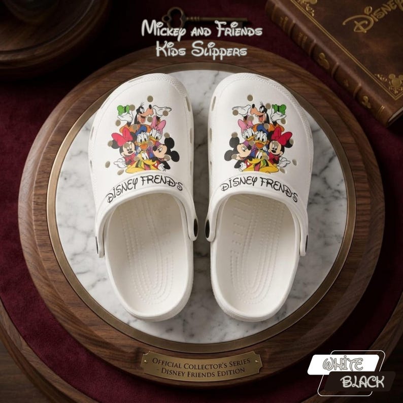 Op de afbeelding: Witte Disney Friends kinderslippers met Mickey Mouse en vrienden. De slippers hebben een afbeelding van Disney-personages en de tekst "Disney Friends". Onderdeel van de Official Collector's Series.