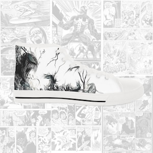 Puede incluir: Zapatilla alta blanca con un diseño gráfico en blanco y negro. El diseño incluye una ilustración detallada de un personaje y formas abstractas de árboles. La zapatilla tiene una franja negra a lo largo de la suela y una base blanca.