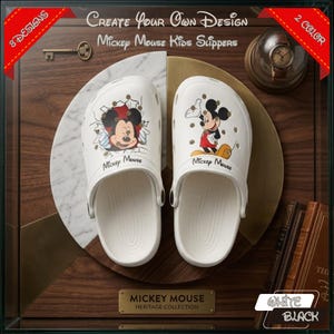K&ouml;nnte beinhalten: Wei&szlig;e Mickey Mouse Kinderslipper mit Cartoon-Grafiken. Ein Slipper zeigt Mickey Mouse, der durch eine Wand bricht, der andere zeigt Mickey Mouse winkend. Der Text "Mickey Mouse" ist auf jedem Slipper aufgedruckt. Das Bild enth&auml;lt auch den Text "Create Your Own Design" und "Mickey Mouse Kids Slippers".