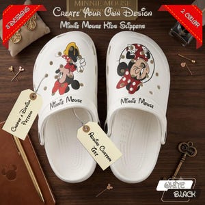 K&ouml;nnte beinhalten: Wei&szlig;e Minnie Mouse Kinderslipper mit Cartoon-Grafiken. Die Hausschuhe zeigen Bilder von Minnie Mouse in Rot, Schwarz und Gelb. Der Text auf den Hausschuhen lautet "Minnie Mouse". Das Bild enth&auml;lt auch Etiketten mit der Aufschrift "W&auml;hle ein Designmuster" und "Benutzerdefinierten Text hinzuf&uuml;gen".