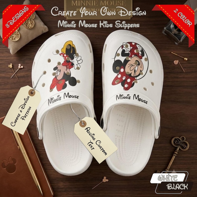 K&ouml;nnte beinhalten: Wei&szlig;e Minnie Mouse Kinderslipper mit Cartoon-Grafiken. Die Hausschuhe zeigen Bilder von Minnie Mouse in Rot, Schwarz und Gelb. Der Text auf den Hausschuhen lautet "Minnie Mouse". Das Bild enth&auml;lt auch Etiketten mit der Aufschrift "W&auml;hle ein Designmuster" und "Benutzerdefinierten Text hinzuf&uuml;gen".