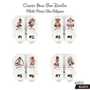 K&ouml;nnte beinhalten: Wei&szlig;e Minnie Mouse Kinderslipper mit verschiedenen Minnie Mouse Designs. Jedes Paar ist von 1 bis 8 nummeriert. Der Text "CREATE YOUR OWN DESIGN" und "Minnie Mouse Kids Slippers" sind sichtbar. Erh&auml;ltlich in Wei&szlig; und Schwarz.