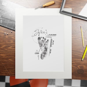 Arte personalizado con huellas de bebé, datos de nacimiento personalizados, póster minimalista para la habitación del bebé.